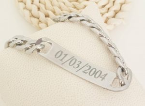 gravure au dos de la gourmette