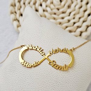 Collier infinity personnalisé plaqué or avec gravure prénom, bijou unique pour femme ou couple