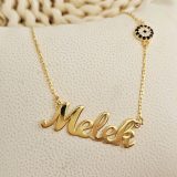 Collier prénom personnalisé avec pendentif fleur strass, bijou élégant et unique.