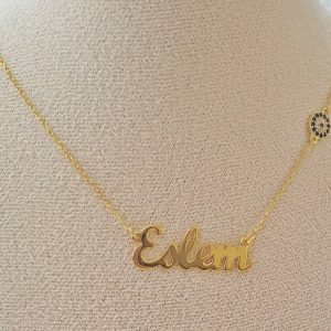 Collier prénom personnalisé avec pendentif fleur, bijou élégant et unique.
