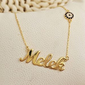 Collier prénom personnalisé avec pendentif fleur strass, bijou élégant et unique.