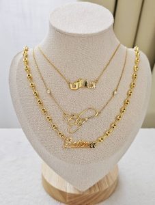 Collier personnalisé avec prénom en calligraphie arabe amazigh berbere français.