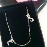 Collier lettre strass arabe personnalisé