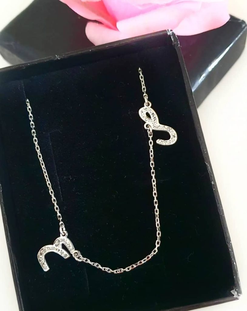 Collier lettre strass arabe personnalisé