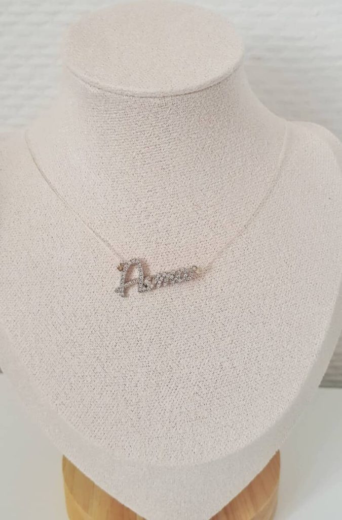 Collier strass cursive fil transparent personnalisé
