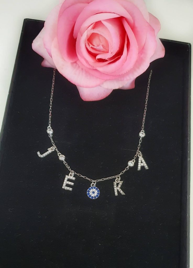 Colliers lettre strass, diamant et pendentif personnalisé