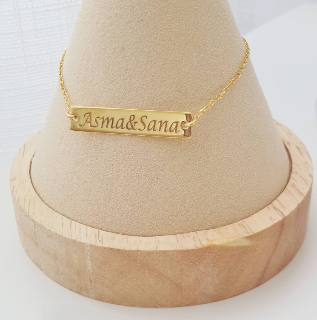 Bracelet avec gravure sur plaque