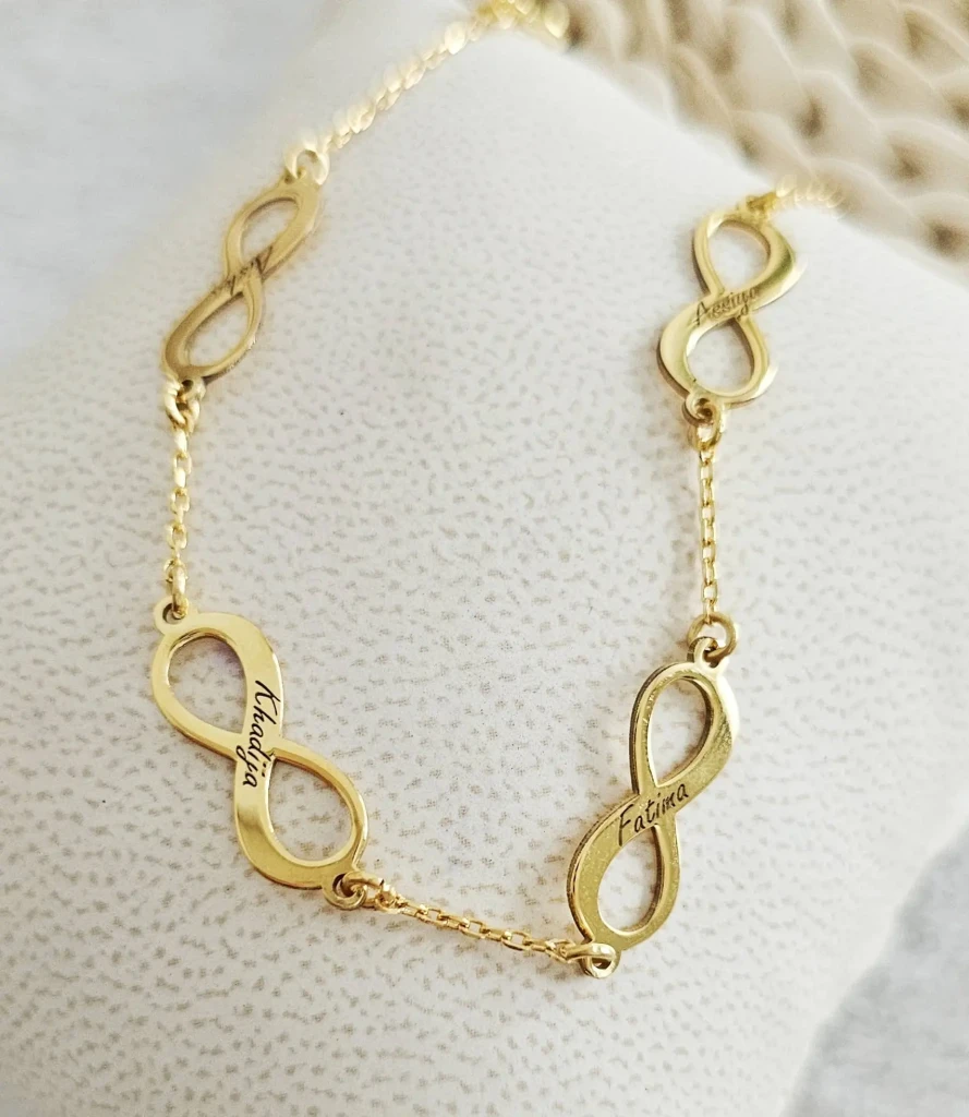 Bracelet 4 prénoms personnalisés infini pour femme en argent 925 et plaqué or 22 carats.