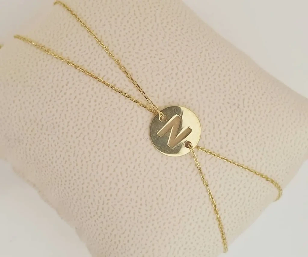 Bracelet initiale personnalisé – bijou fin et élégant, hypoallergénique, parfait pour symboliser un lien précieux ou offrir un cadeau unique