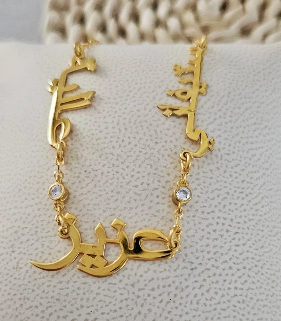 Bracelet personnalisé pour femme avec 1, 2, 3 ou 4 prénoms – bijou fin, élégant et symbolique, parfait comme cadeau personnalisé