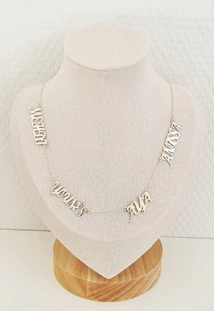 Collier personnalisé femme avec 4 prénoms – bijou délicat et élégant, symbole d’amour et de famille