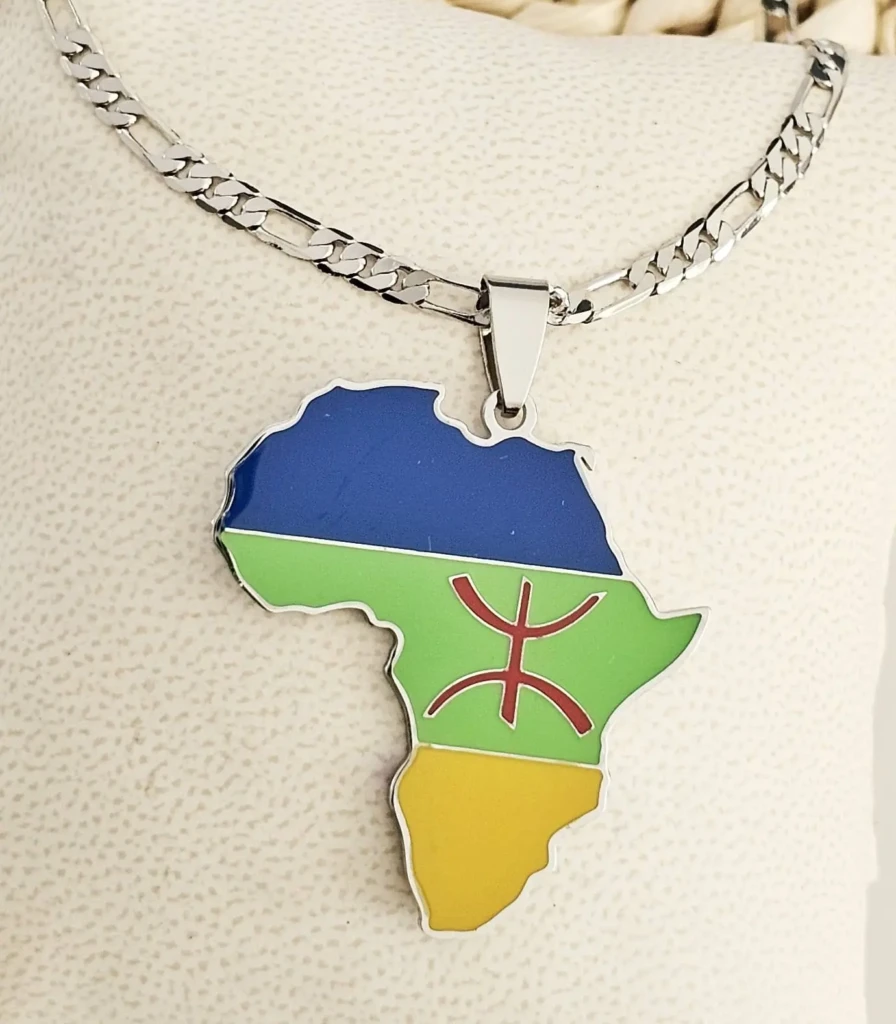 Collier carte Afrique Amazigh finition dorée avec symbole Yaz berbère, bijou identitaire inoxydable et hypoallergénique.