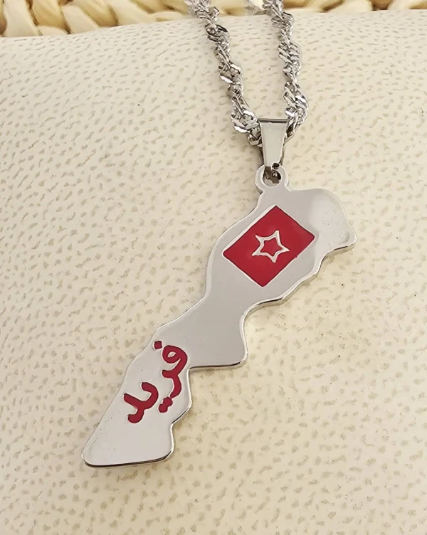 collier pays personnalisé carte découpée avec prénom