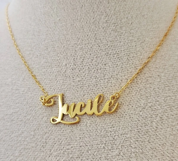 Collier prénom personnalisé pour femme – bijou fin et élégant, parfait pour symboliser un lien précieux ou offrir un cadeau personnalisé