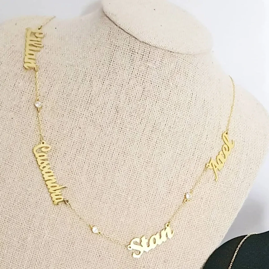 Collier personnalisé 4 prénoms pour femme – bijou fin, élégant et symbolique, parfait comme cadeau personnalisé