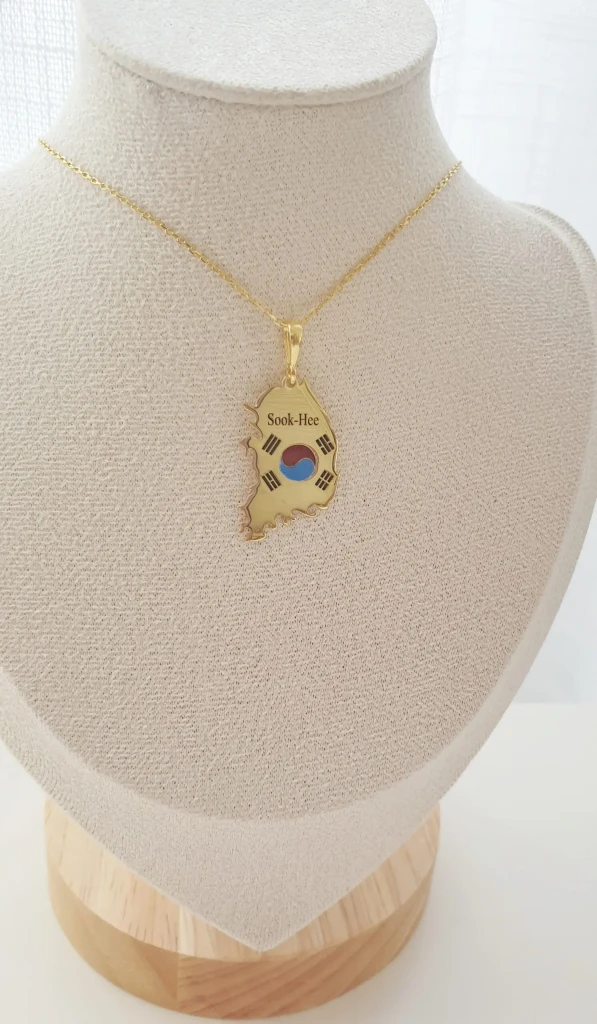 collier pays personnalisé carte découpée avec prénom