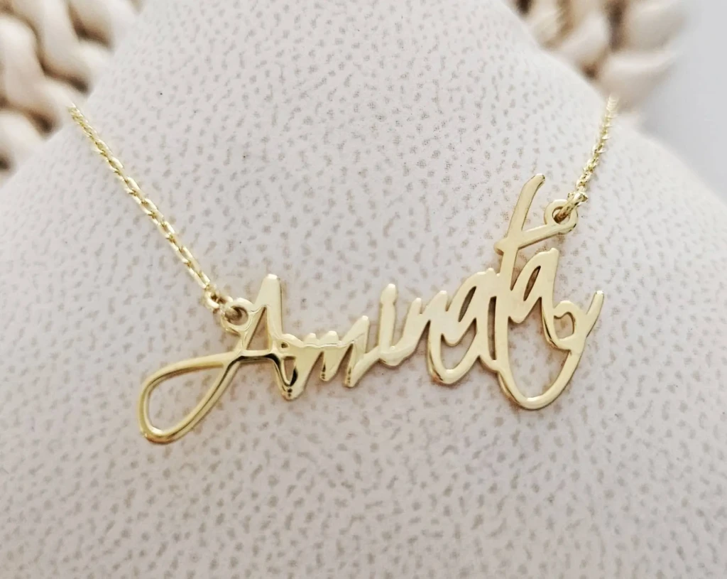 Collier prénom personnalisé en or avec prénom gravé ou découpé