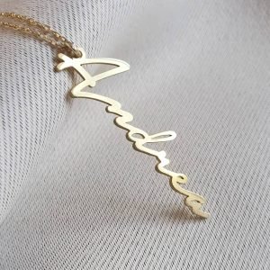 Collier personnalisé pour femme avec prénom, mot ou date – bijou fin, élégant et symbolique