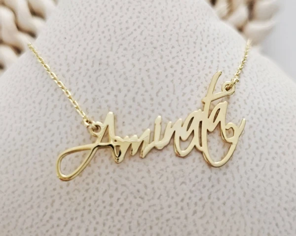 Collier prénom personnalisé en or avec prénom gravé ou découpé