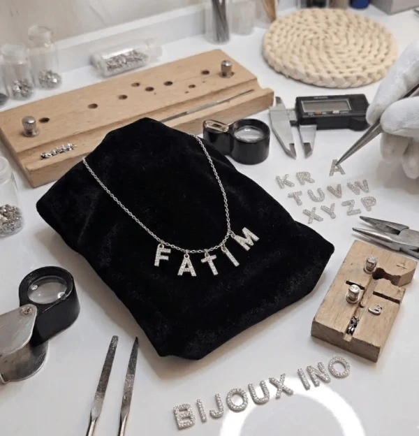 Collier prénom avec lettre en strass.