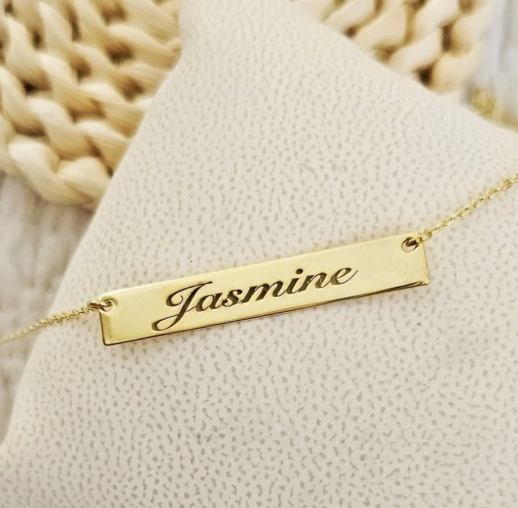 collier gravure personnalisé avec prénom gravé sur pendentif élégant et chaîne fine