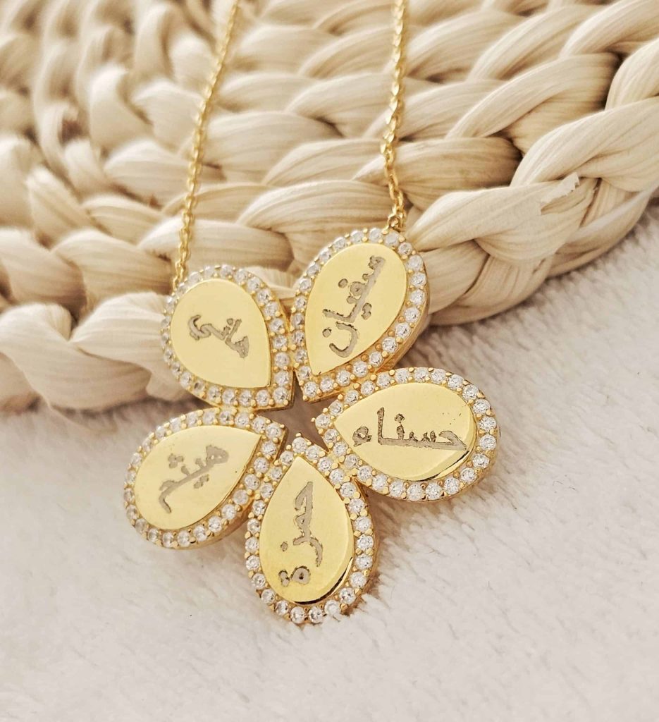 Collier 5 prénoms sur pétales strass personnalisés