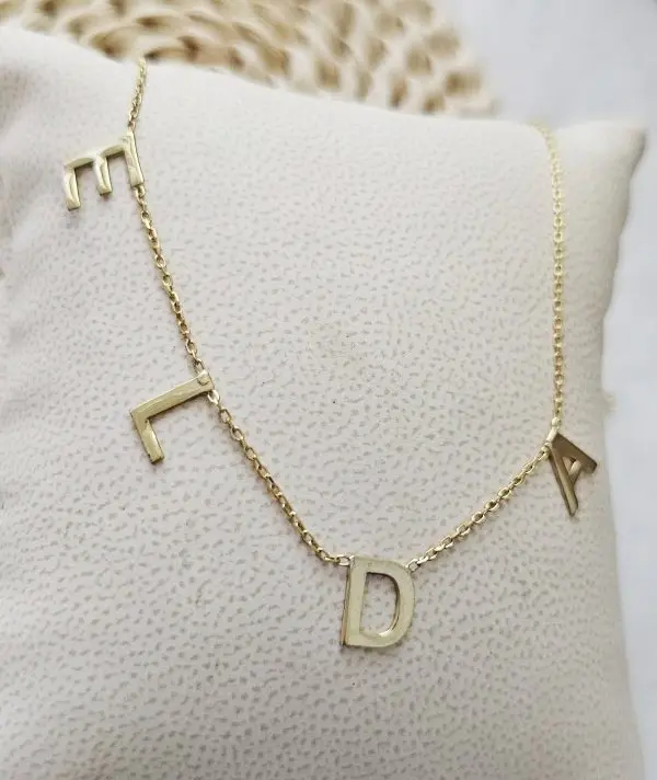 Collier personnalisé avec prénom pour femme – bijou fin et élégant, symbole d’amour et de lien unique