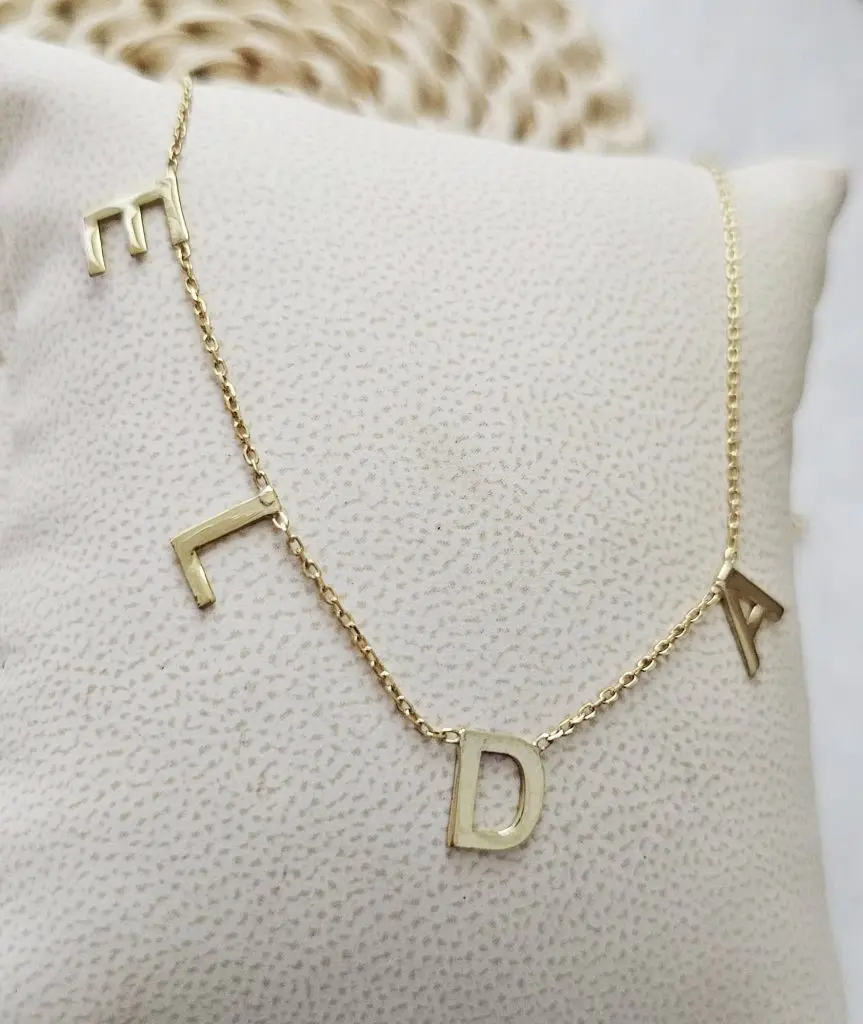 Collier personnalisé avec prénom pour femme – bijou fin et élégant, symbole d’amour et de lien unique
