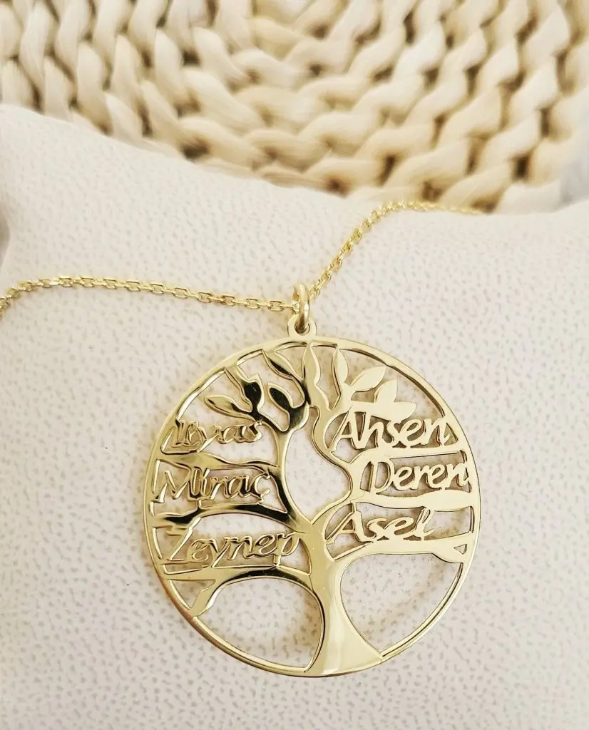 collier arbre de vie personnalisé avec prénoms symbole famille élégant