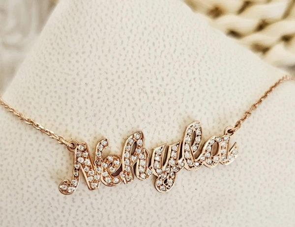 Collier délicat avec prénom personnalisé, disponible en argent 925 ou plaqué or 22 carats, parfait pour offrir un cadeau symbolique ou porter un prénom cher près du cœur.