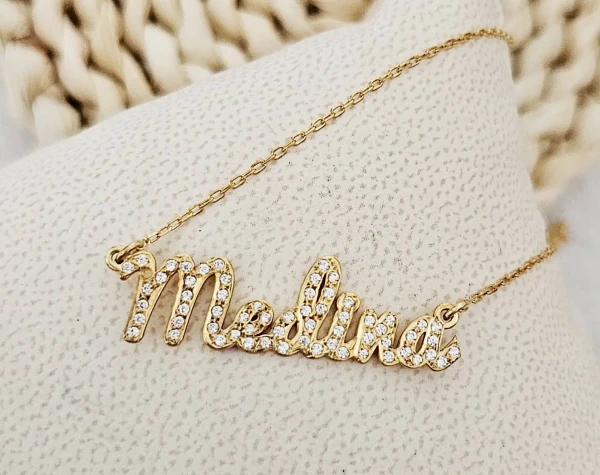 Collier délicat avec prénom personnalisé, disponible en argent 925 ou plaqué or 22 carats, parfait pour offrir un cadeau symbolique ou porter un prénom cher près du cœur.