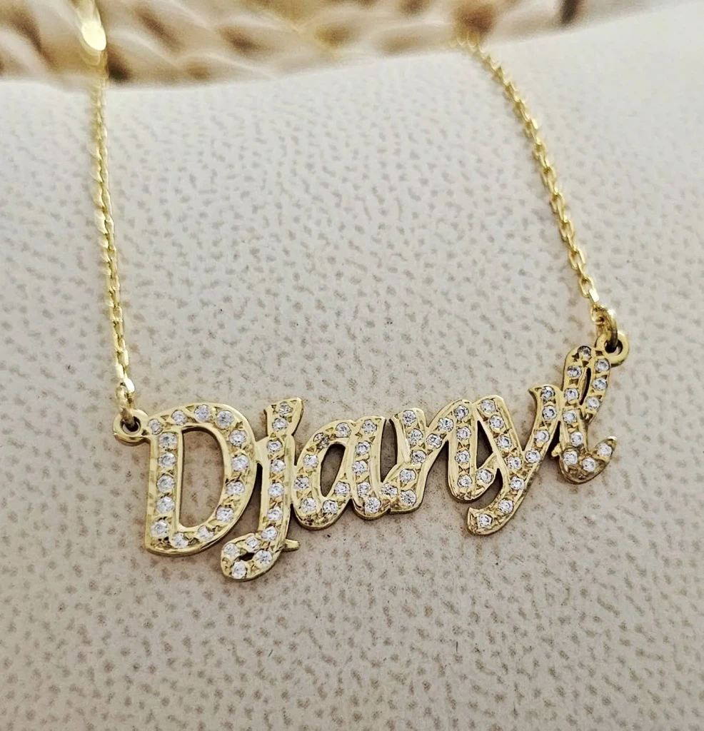 Collier personnalisé prénom pour femme – bijou élégant et lumineux avec prénom découpé et strass, cadeau personnalisé symbolique