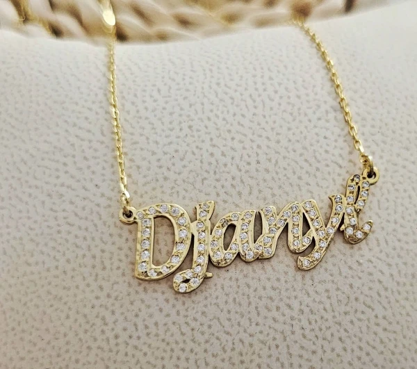 Collier délicat avec prénom personnalisé, disponible en argent 925 ou plaqué or 22 carats, parfait pour offrir un cadeau symbolique ou porter un prénom cher près du cœur.