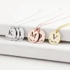 Pendentif rond gravé d’une initiale et d’une date sur collier personnalisé élégant