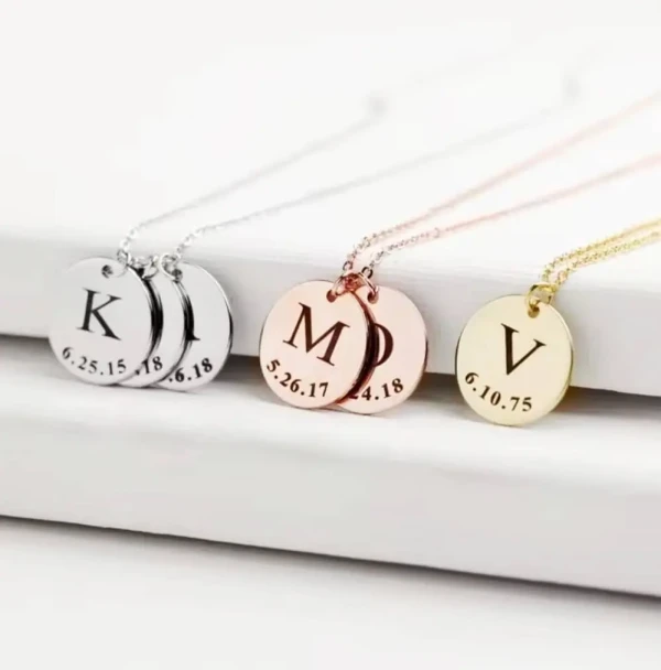 Pendentif rond gravé d’une initiale et d’une date sur collier personnalisé élégant
