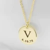 Collier personnalisé avec pendentif rond gravé d’une initiale et d’une date, bijou symbolique et intemporel