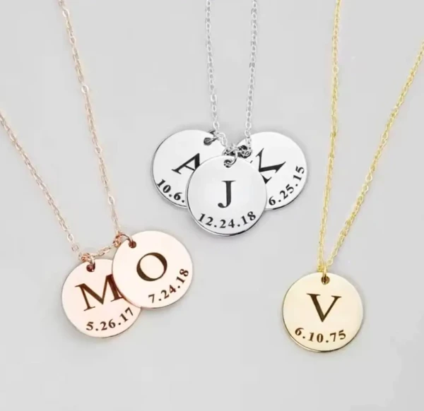 Collier initiale et date personnalisé avec pendentif rond gravé, bijou élégant et symbolique