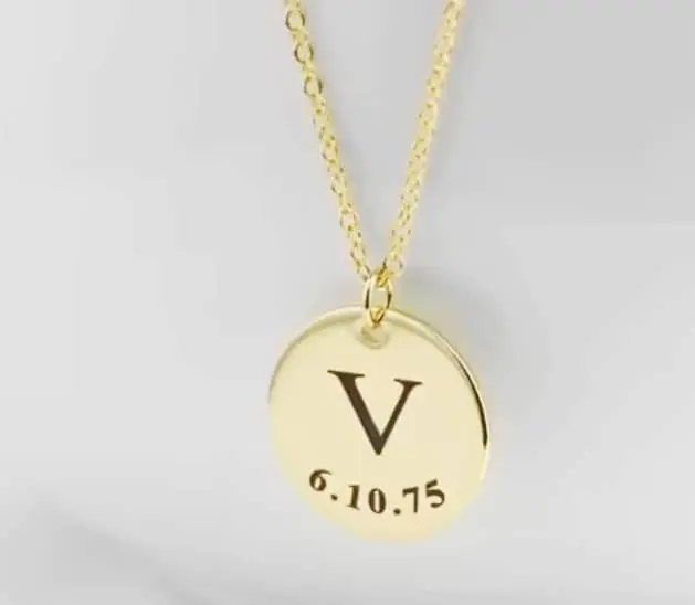 Collier personnalisé avec pendentif rond gravé d’une initiale et d’une date, bijou symbolique et intemporel