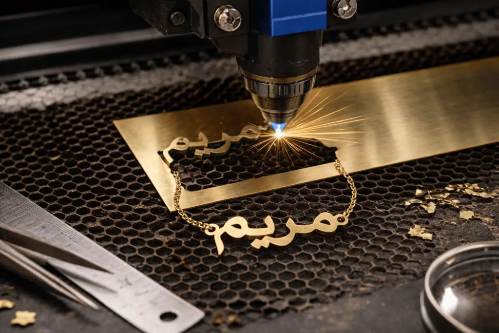 Collier personnalisé avec prénom en arabe en pendentif calligraphié doré sur chaîne fine