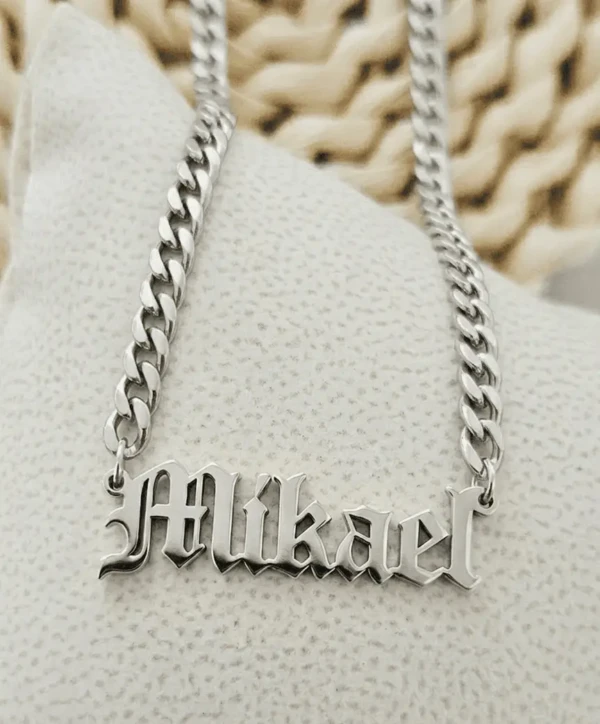 Collier homme personnalisé avec personnalisation prénom, finition argentée inoxydable et hypoallergénique, résistant à l'eau.