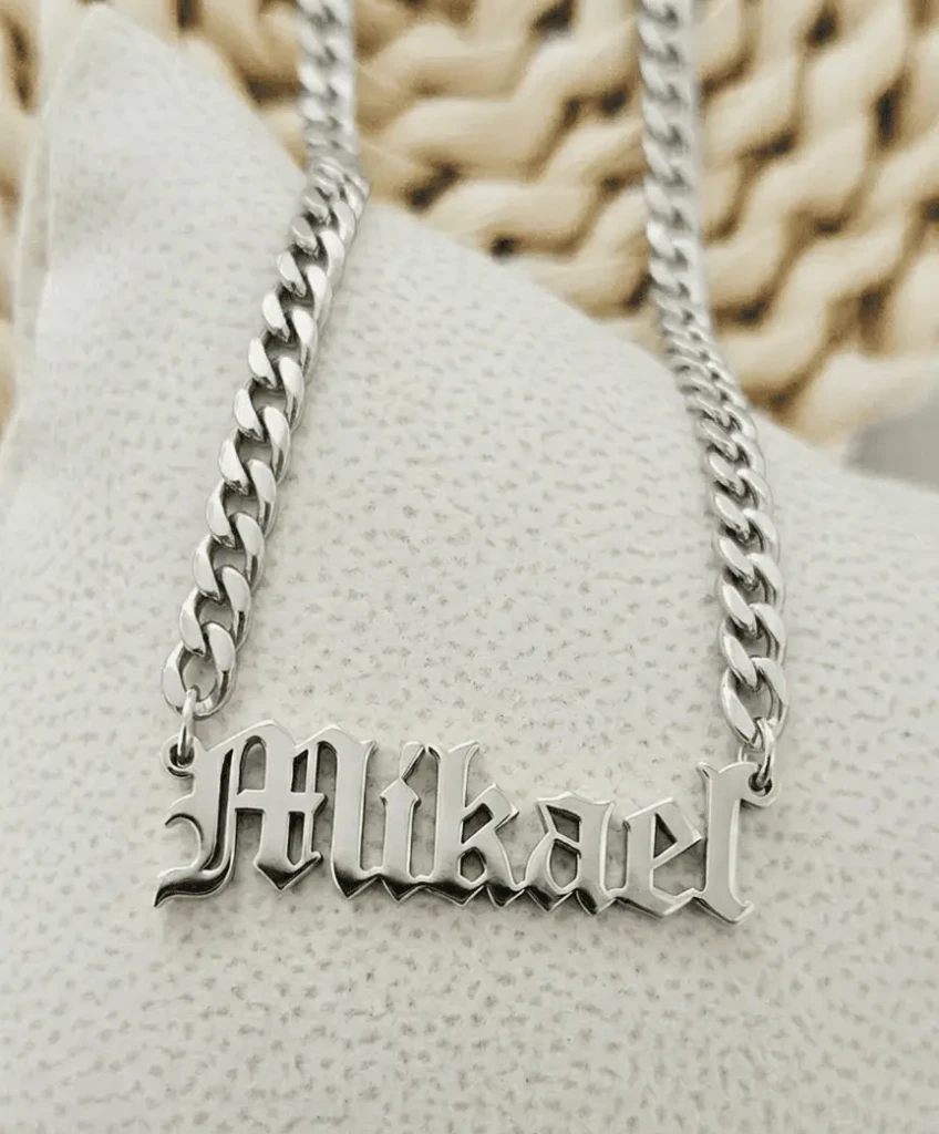 Collier homme personnalisé avec personnalisation prénom, finition argentée inoxydable et hypoallergénique, résistant à l'eau.