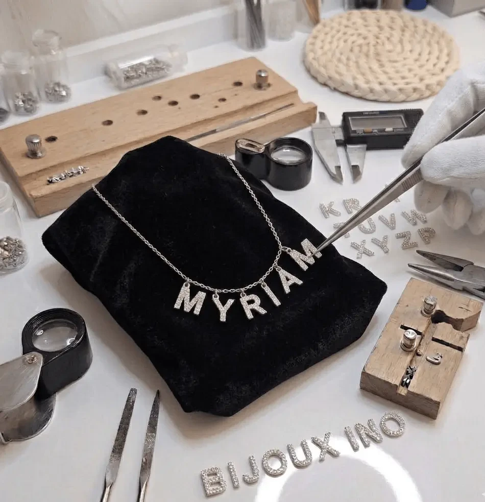 Collier prénom lettre diamant. résistant à l'eau.