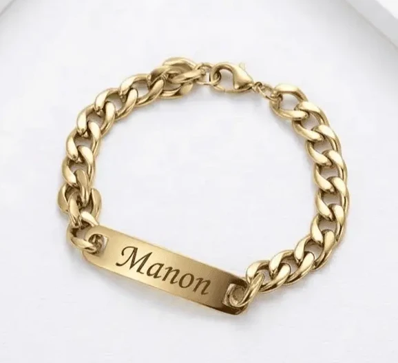 Gourmette femme personnalisée finition dorée avec gravure prénom, bijou inoxydable et hypoallergénique qui ne ternit pas.