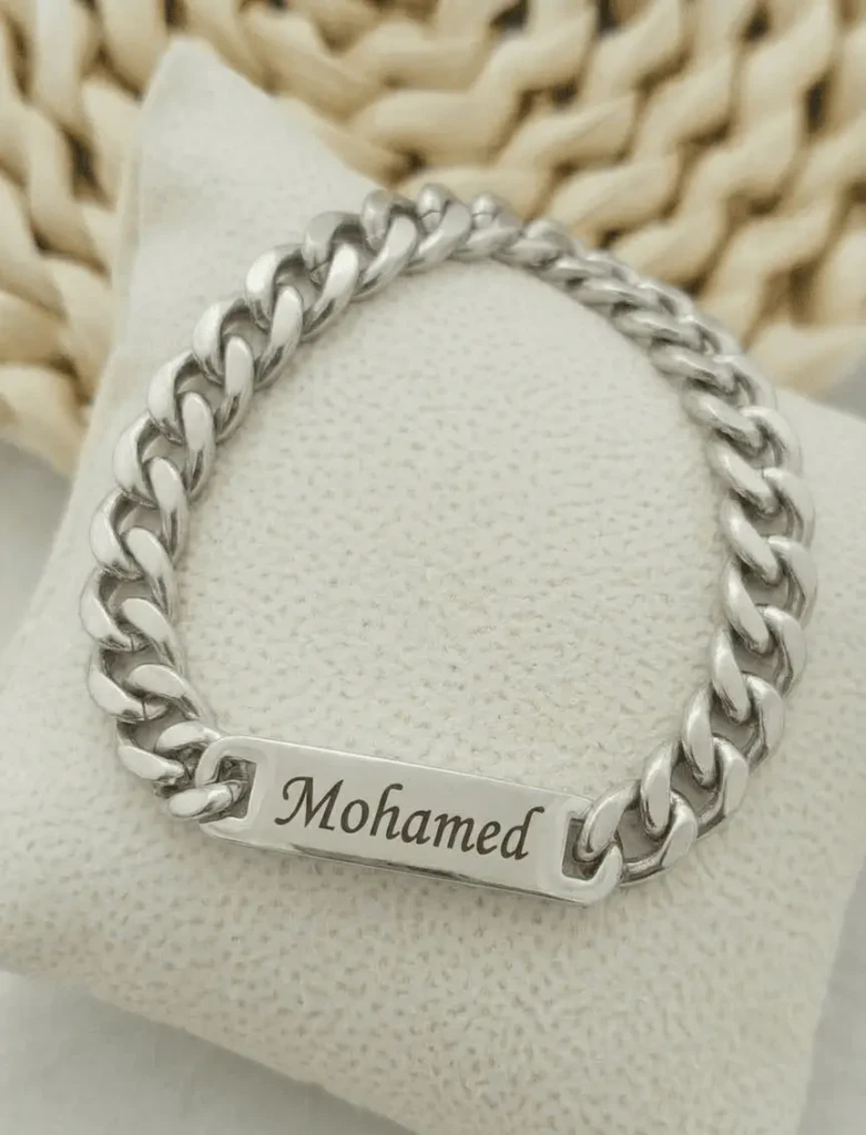Gourmette homme personnalisée avec gravure prénom, finition argentée inoxydable et hypoallergénique, résistante à l'eau et au sport.