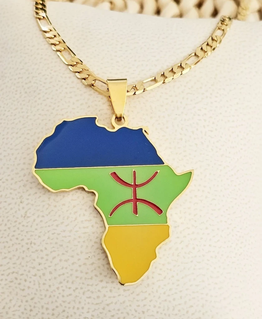 Collier carte Afrique Amazigh finition dorée avec symbole Yaz berbère, bijou identitaire inoxydable et hypoallergénique.